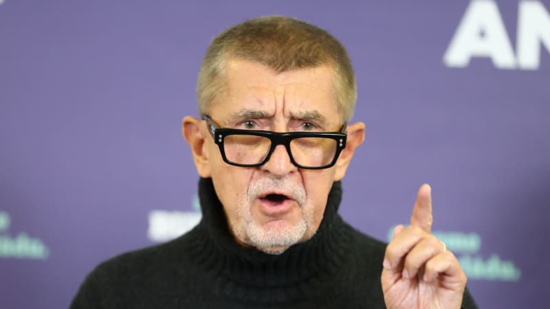 Babiš z dovolené kritizuje část pumpařů: Nelíbí se mi to. Půjčili jsme vám ropu, buďte fér