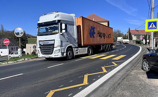 Úřady zrušily obci jediný přechod přes rušnou silnici, vybojovala ho zpátky