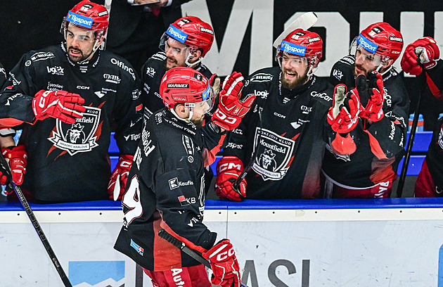 Velký třesk v Hradci. Končí bývalý kapitán Pavelka i kanadský útočník Bunnaman