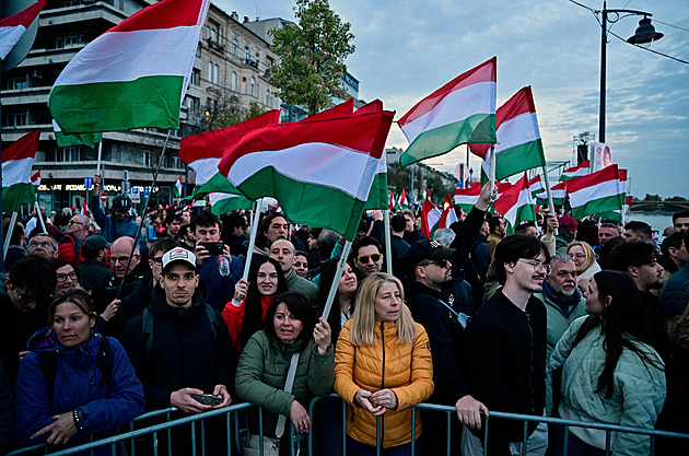 ONLINE: V Maďarsku sčítají hlasy, poslední průzkum věští Magyarovi ústavní většinu