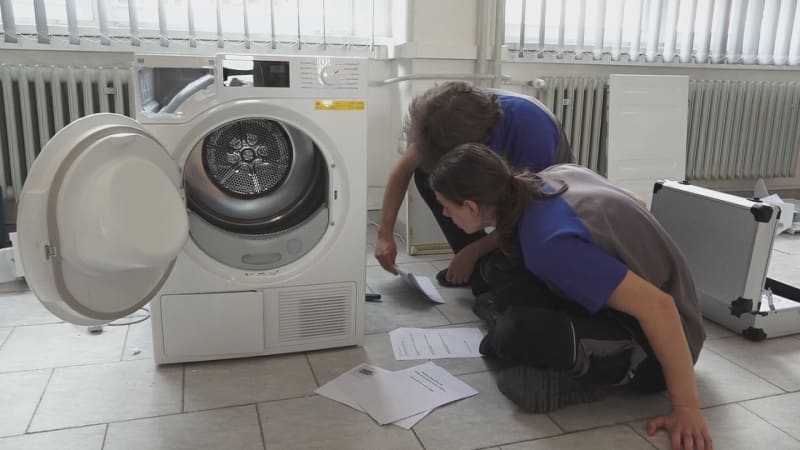 Rozbitý spotřebič? Opravy jsou zase v kurzu. Na školách se učí nová generace elektrotechniků