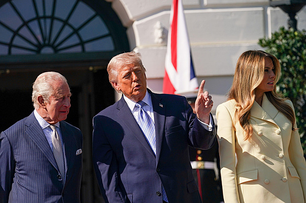 To probereme později, přerušil král podle odezíračky rtů pokus Trumpa o konverzaci