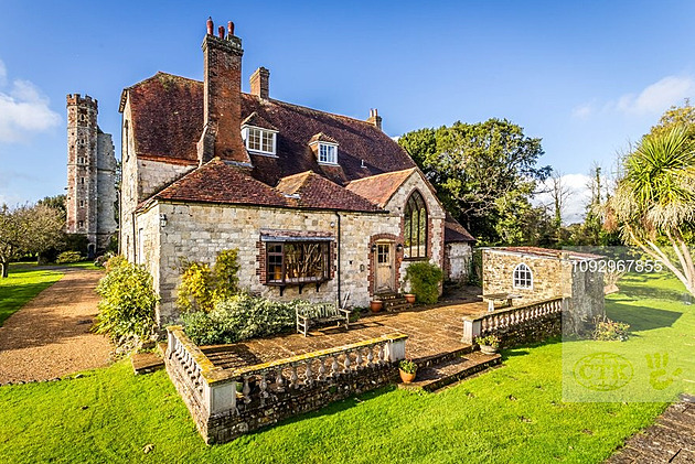 Na zahradě mají bazén i hradní zříceninu. Nahlédněte do snového sídla v Anglii