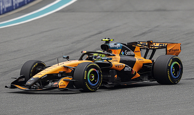 F1 ONLINE: V Miami se do vedení vrací Kimi Antonelli, útočí na něj Lando Norris