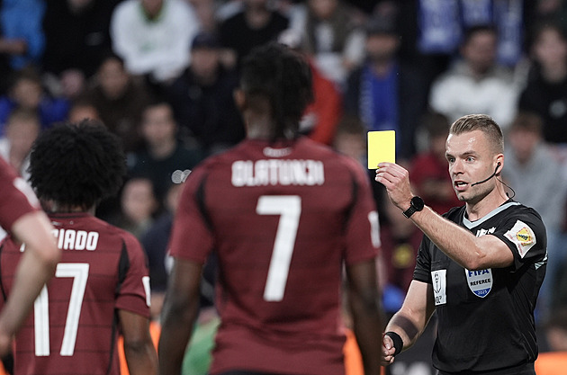 Derby odpíská Rouček. U videa bude Radina, který vyloučil Chorého za plivnutí