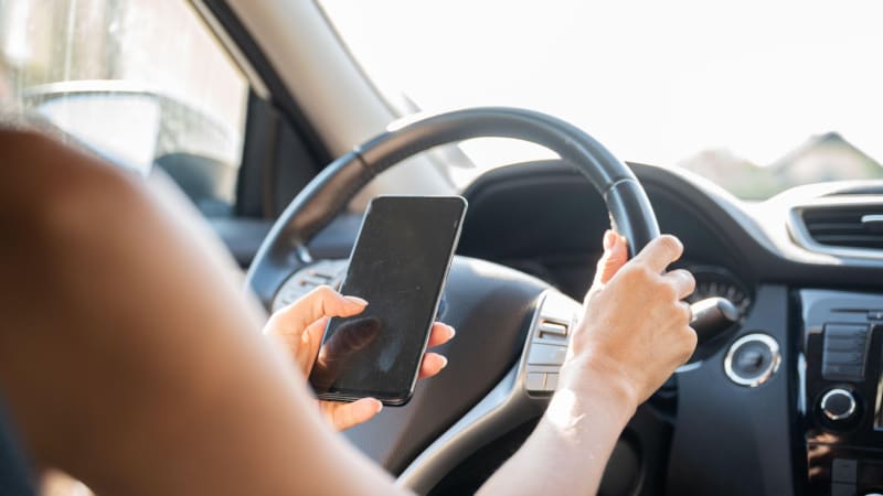 Nepleťte si auto s kanceláří, vyzývá expertka. Nepozornost způsobuje v Česku tisíce nehod