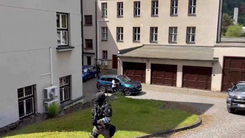 Posun v případu ubodané školačky z Pardubic: Mladík putuje do vazby, hrozí mu deset let