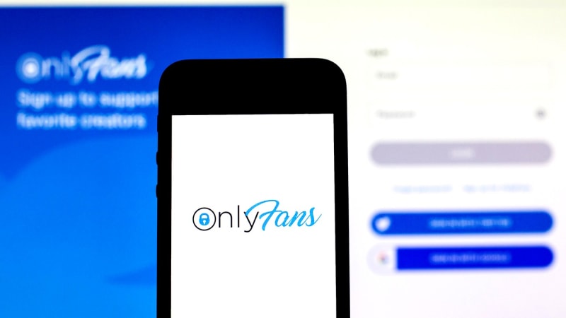 Policie stíhá čtyři lidi kvůli OnlyFans. Obvinit měla i známého influencera
