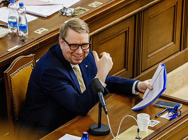 Poslanci začínají schvalovat zvýšení rodičovského příspěvku na 400 tisíc korun