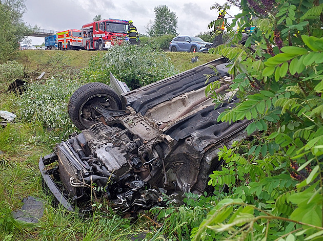 Passat na střeše, kamion s autovraky na boku. Záchranáře zaměstnaly dvě nehody