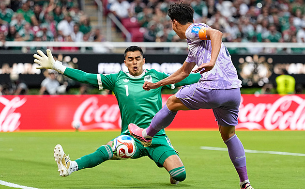 ONLINE: Mexiko - Jižní Korea 1:0, brankář neudržel míč, chybu trestá Romo