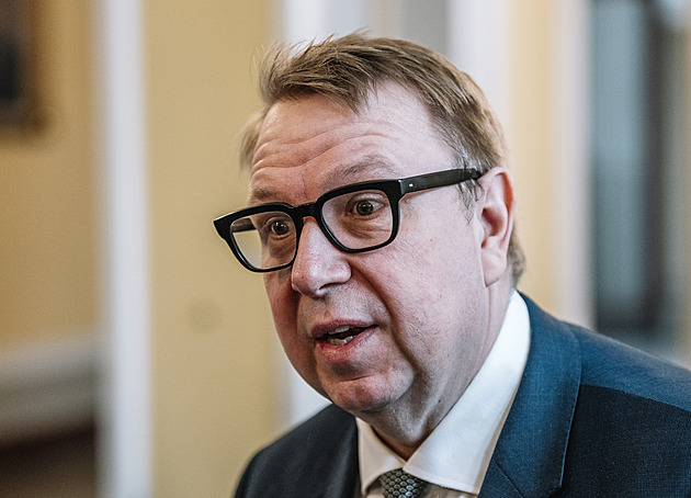 Juchelkův úřad zadá právní posudek kvůli poradkyni. Ministr viní svého předchůdce
