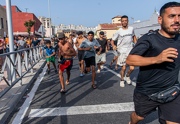Chceme žít v Evropě, marocká stráž nás pouštěla. Migranti o cestě do Ceuty