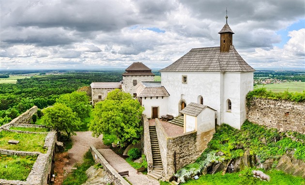 Prázdniny na hradech a zámcích. Památky lákají děti na rytíře i zámecké skřítky