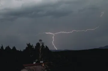 Částí území procházejí slabé bouřky s větrem, na většině však nezaprší