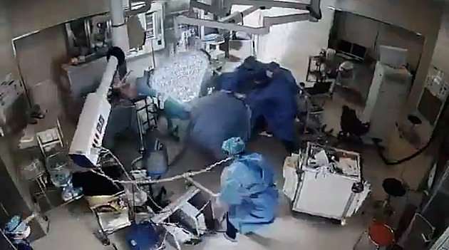 Zemětřesení zastihlo chirurgy uprostřed operace, pacienta chránili vlastními těly