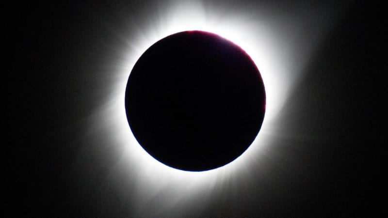 Ptáci v Česku zcela utichnou a nebe rozzáří meteory. Zatmění doprovodí i další výjimečné úkazy
