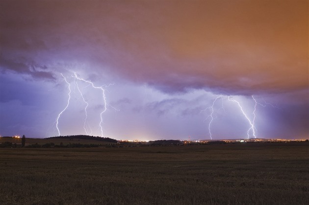 Vysoké teploty i silné bouřky. Meteorologové upřesnili, na co se připravit
