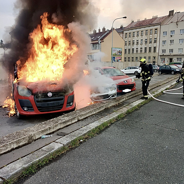Na Palmovce vzplála dodávka, v níž přebývali bezdomovci. Chytily i další vozy