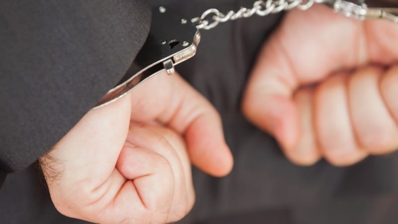 Poplach na Karlovarsku: Muž vážně zranil svou blízkou a utekl. Policie podezřelého dopadla