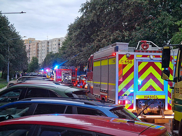 V Brně hořel byt. Evakuovali přes čtyřicet lidí, na místě i velkokapacitní sanitka
