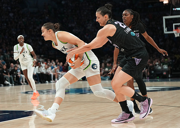 Joklová asistovala u bitvy nejlepších. WNBA viděla i dva historické rekordy