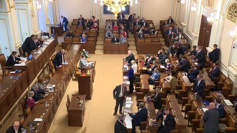 Reálný rozpočet, žádné čachry kouzelníka Stanjury, slíbil Pařil. Pokrytectví, míní Munzar