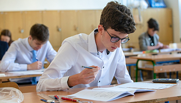 Maturita 2027 krok za krokem. Termíny, opravné pokusy i konec statusu studenta