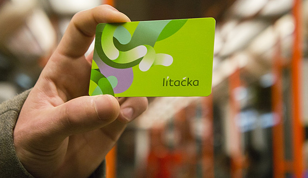 Plastové Lítačky jsou opět k mání. Operátor vysvětluje důvod jejich nedostatku
