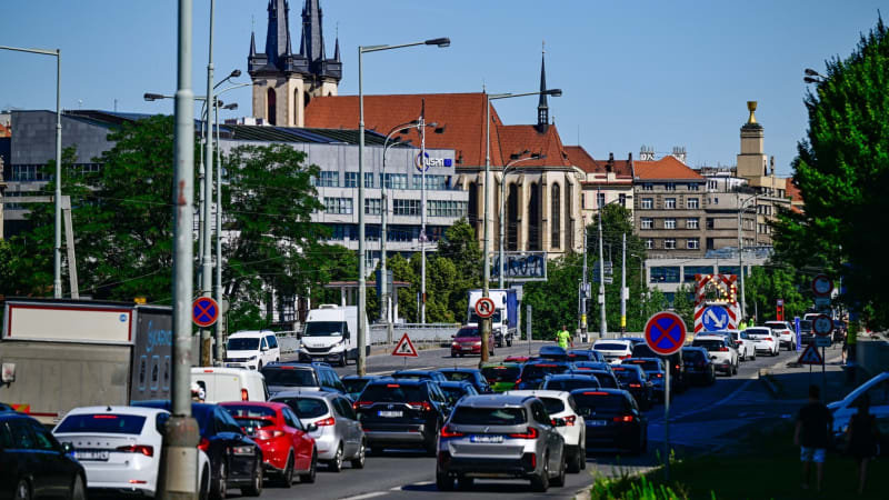 Hromadná bitka v centru Prahy zastavila provoz. Útok tyčí na lidi a auto zachytila kamera