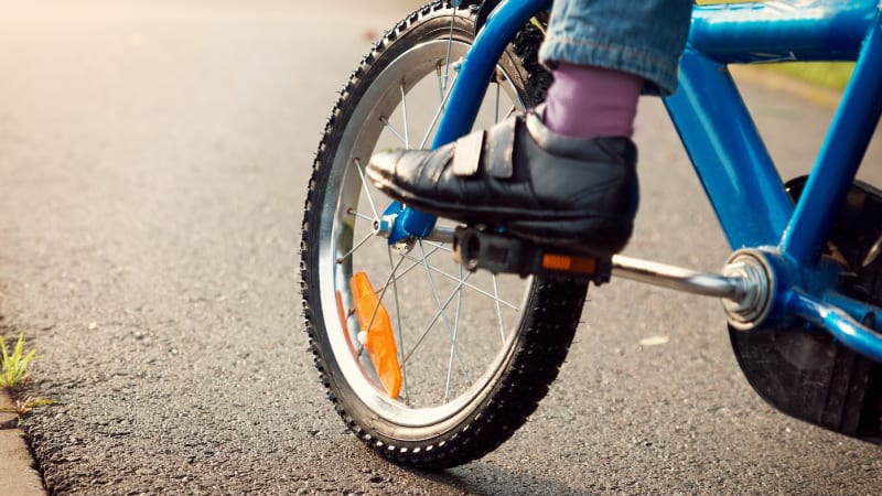 Hazard s dětmi na přejezdu. Nebezpečné počínání cyklisty na Slovensku zachytila kamera
