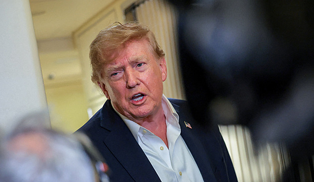 Jsou už jen stín. Trump tepe Nejvyšší soud kvůli korespondenční volbě