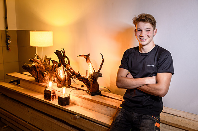 Kořeny z lesa mění v lampičky. Devatenáctiletý umělec dává dřevu nový život