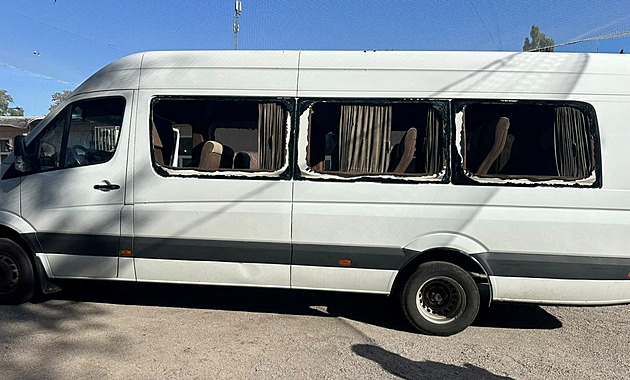 Ruský dron zabil pět lidí v autobuse. Útoky zasáhly osobní vlak i Kyjev
