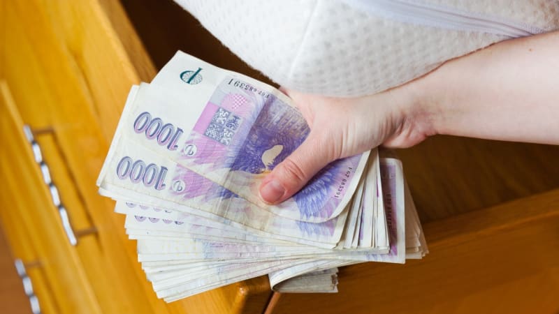 Peníze na běžném účtu ztrácejí hodnotu. Jak je zhodnotit a na co si dát pozor?