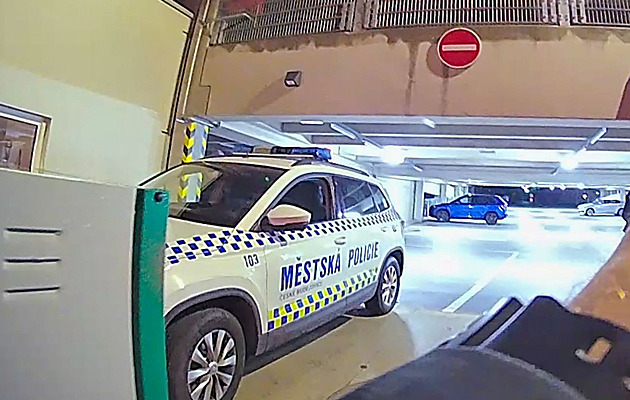 Parkovací dům si spletl se závodní dráhou. Auto driftovalo samo, odbyl mladík hlídku