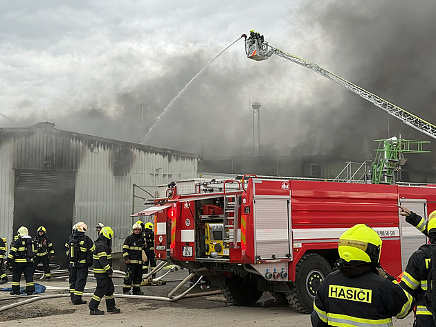 Na Rakovnicku hoří průmyslová hala, škoda jde do stovek milionů
