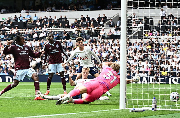 ONLINE: Kinský dostal tři góly a Tottenham je v pásmu sestupu, Horníček slavil výhru
