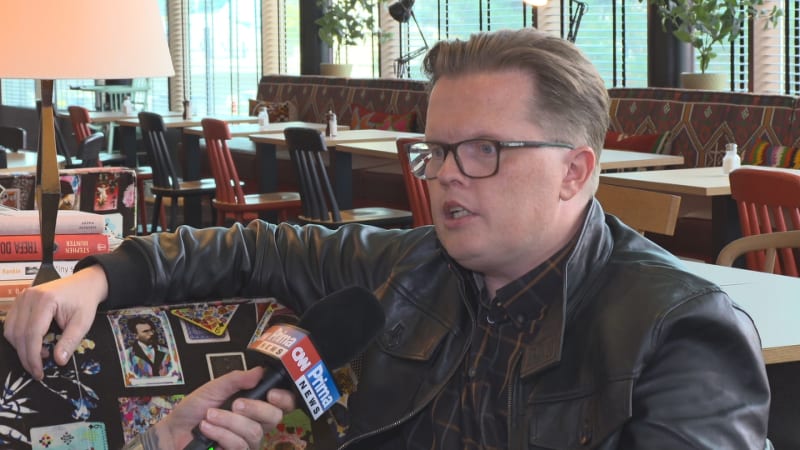 Angelo z Kelly Family po třech letech v ústraní míří do Prahy. Čím vším si musel projít?