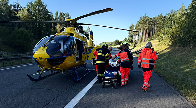 Sjel z D5 u Mlýnce na Tachovsku do betonového žlabu. Letěl pro něj vrtulník