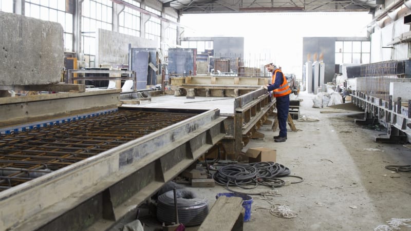 Nepřežili otec s dcerou. V irské továrně se na cizince zřítila betonová deska
