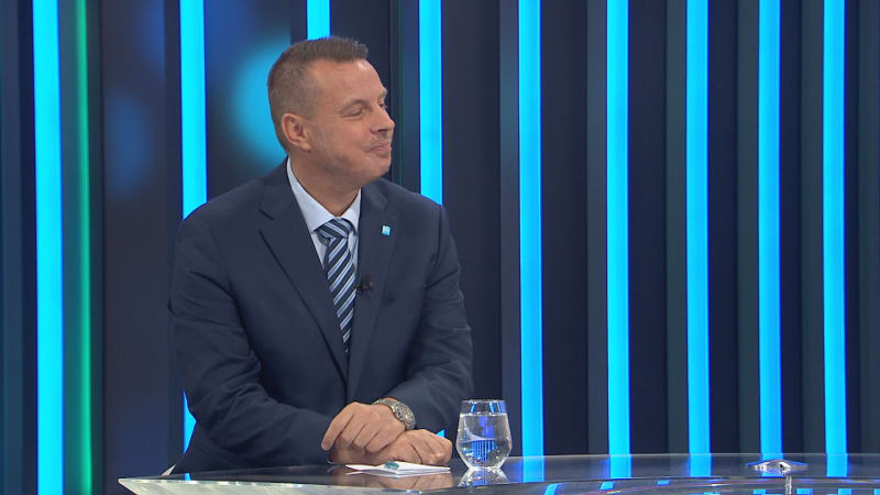 Nedůvěra vládě? Klauniáda za osm milionů, rýpl si Rajchl. Munzar varoval před rozdáváním