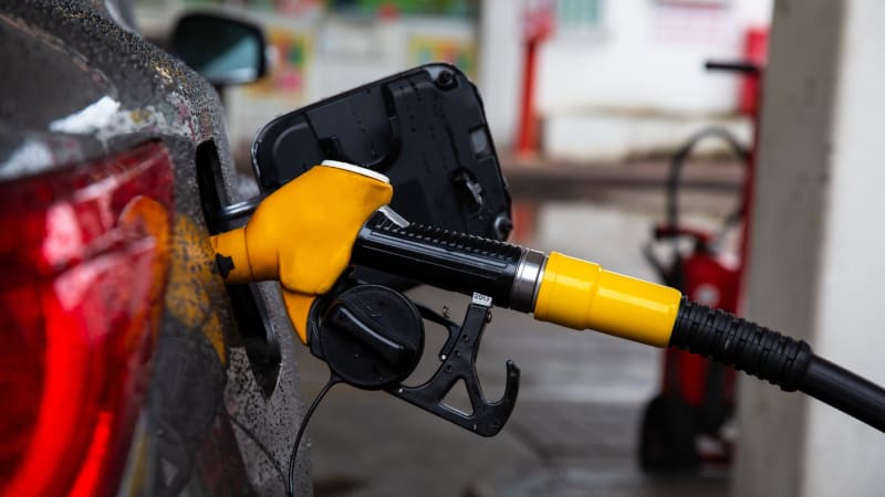 Česko opět zastropuje cenu benzínu a nafty. Marže obchodníků nesmí přesáhnout 2,5 koruny