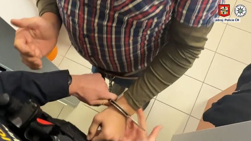 Krvavý útok ve Chvaleticích: Muž pobodal hosta na zahrádce restaurace a dal se na útěk