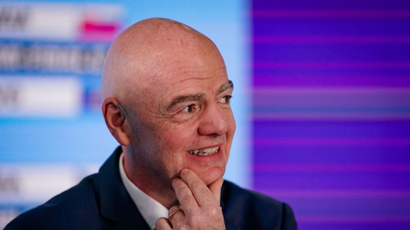 Infantino navštívil Prahu. Šéf fotbalu řešil s politiky i trenérem Deniou českou budoucnost