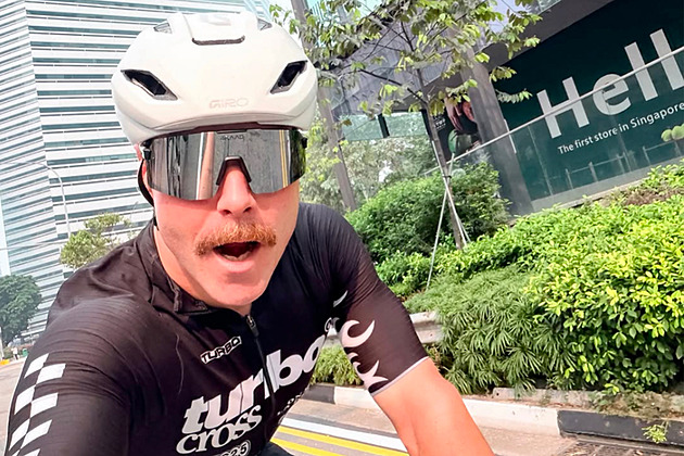 Čtyři dny, 420 kilometrů. Bottas dorazil na kole do Singapuru, v cíli dostal ocenění