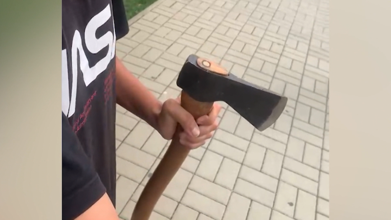 Výhrůžky se sekerou u školy řeší slovenská prokuratura. Policista i žalobce pochybili