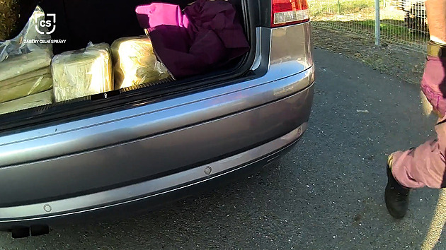 VIDEO: Muži vezli 34 kilogramů kratomu. Koupili jsme ho přes Telegram, tvrdí