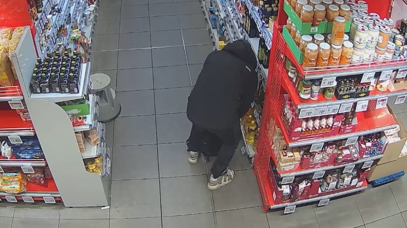Mám tě pobodat? Zloděj vyhrožoval ochrance v pražském supermarketu. Incident zachytily kamery