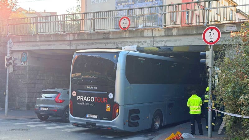 Pod viaduktem v Praze uvízl autobus. Zablokoval ulici a tvořily se dlouhé kolony
